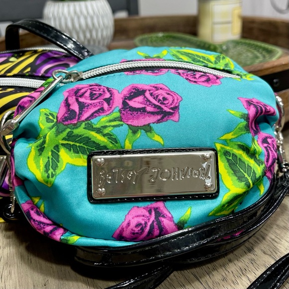 Two Betsey Johnson mini crossbody bags - Picture 3 of 7